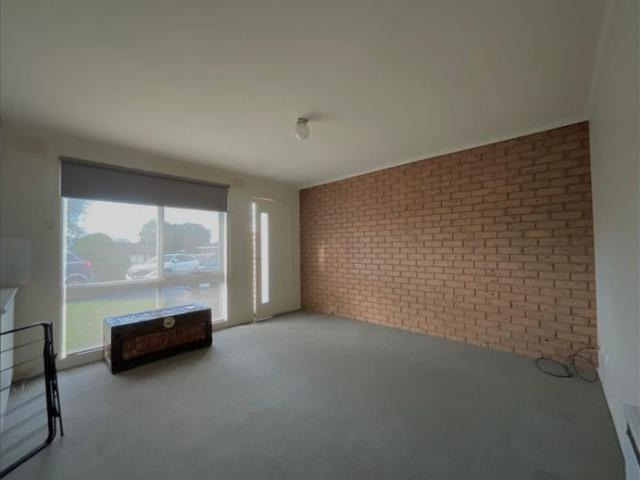 Lovely 2 Bedroom unit with enclosed rear yard