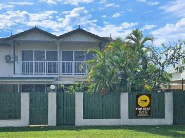 Lovely 2 bedroom unit with great location & pool