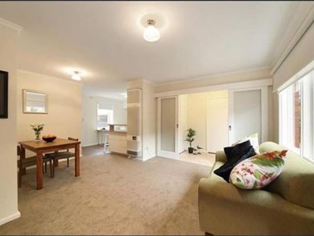 Lovely 2 Bedroom Villa in a Sought After McKinnon Location