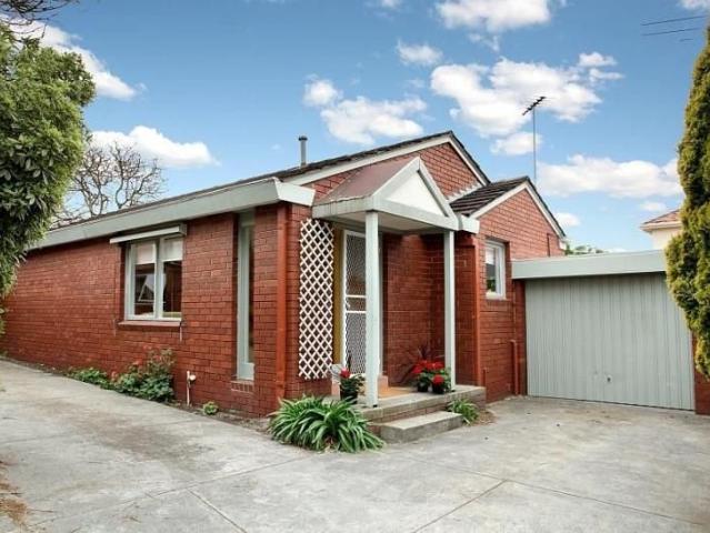 Lovely 2 Bedroom Villa in a Sought After McKinnon Location