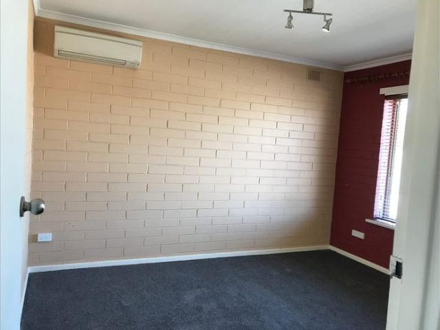 LOVELY 2 BEDROOM 2nd LEVEL UNIT!