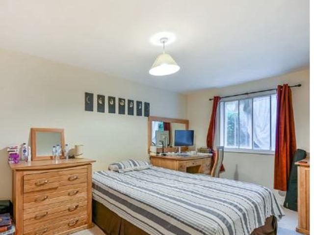 Lovely 2 Double Bed Flat with Off Street Parking