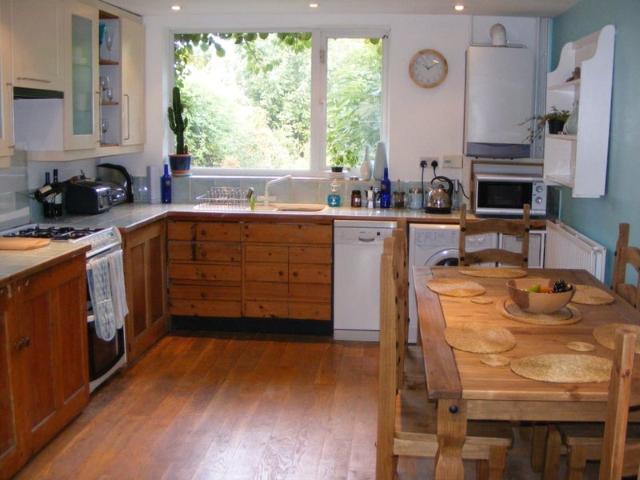 Lovely 4 bed house available to a family