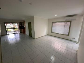 Lovely 4 bedroom duplex home in treelined Street