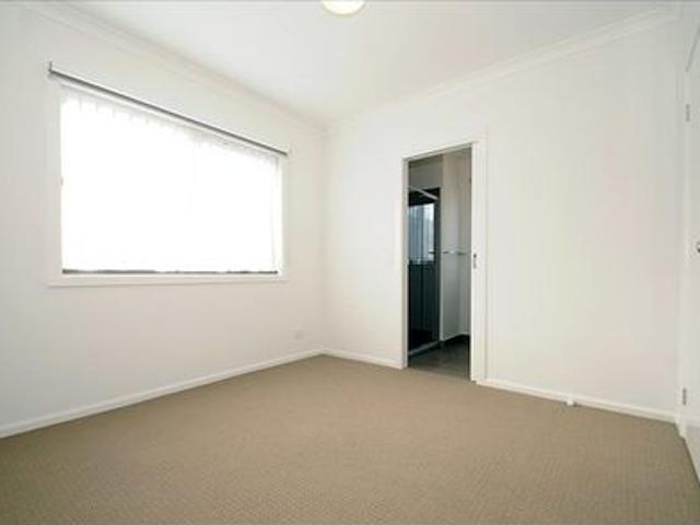 LOVELY 4 BEDROOM TOWNHOUSE IDEALLY POSITIONED LOCATED CLOSE TO ALL AMENITIES