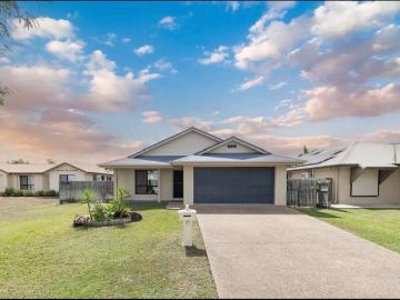 Lovely 4 Bedrooms All air conditioned with a pool! Solar panels!