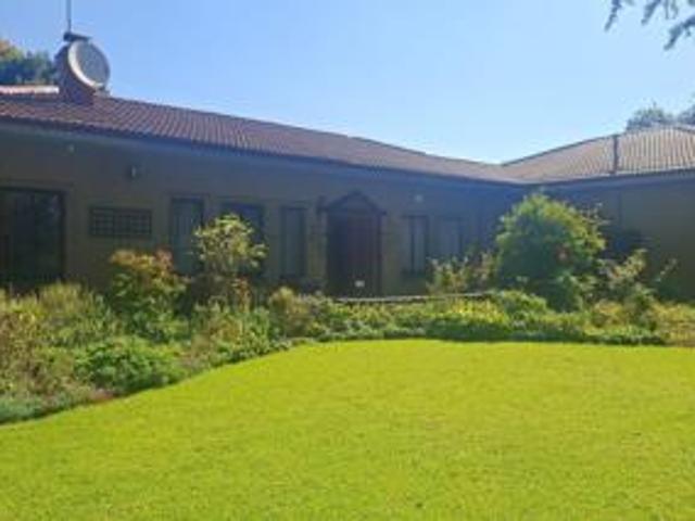 Lovely 6 Bedroom Northmead Home with lots of outbuildings