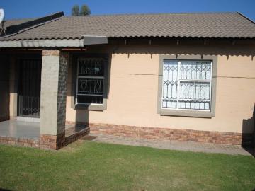 Lovely Cozy Townhouse 2 Bedroom with Garage and Carport