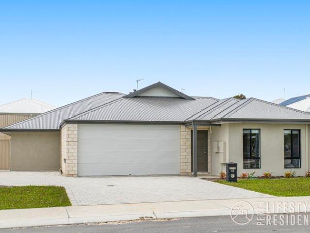 LOVELY COASTAL LIVING AND RIGHT ACROSS THE ROAD FROM THE PARK
