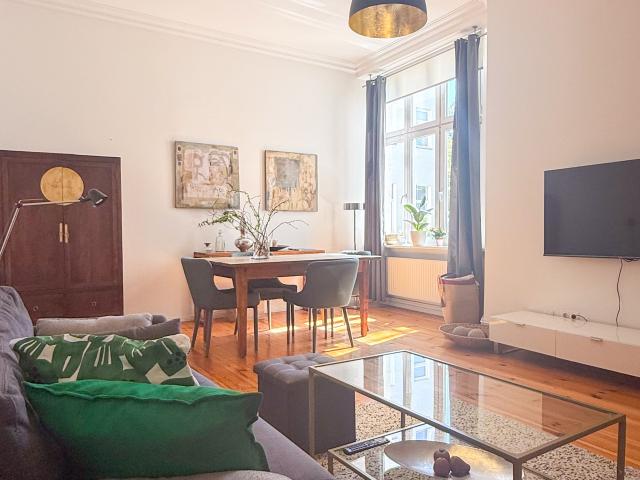 lovely apartment. in Mitte, Berlin, high ceiling 4 m2 /71m2/Ubahn Oranienburgertor