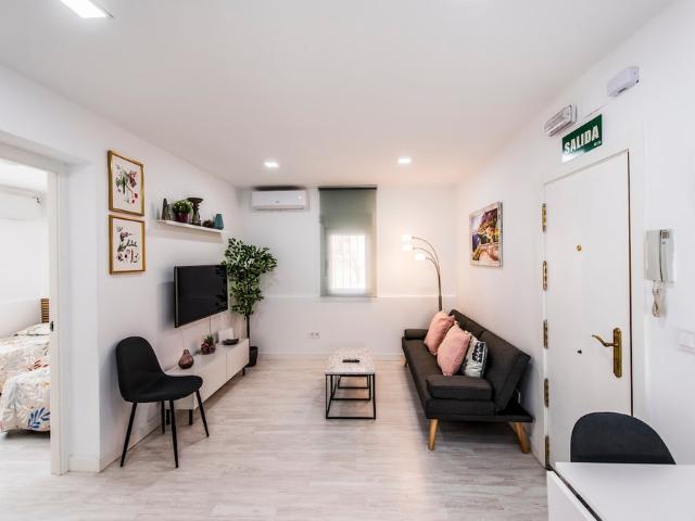 Lovely apartment in Barajas by beBalmy