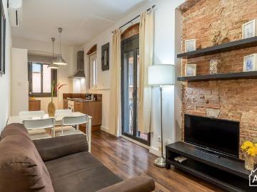 Lovely Apartment, just One street from the Barcelona Port