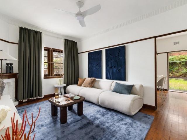 Lovely Art Deco apartment with shared garden
