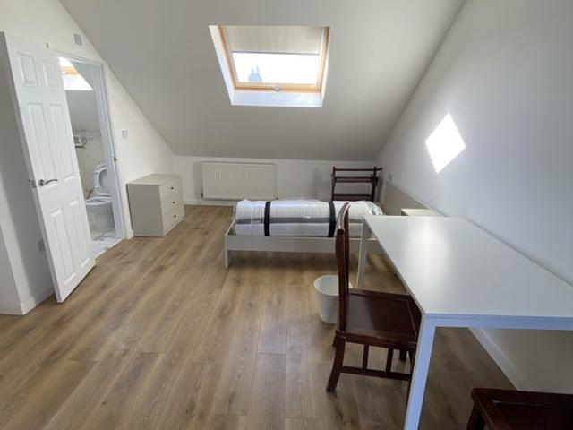 Lovely Bright super size studio in Clapham South