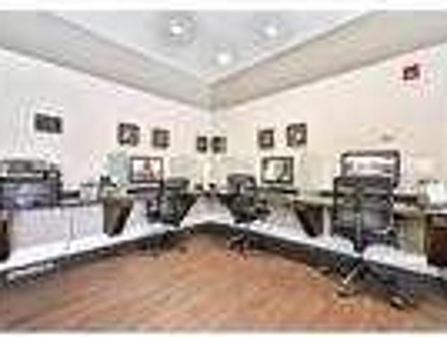 Lovely Geneva, 2 bed, 1 bath. Pet OK!