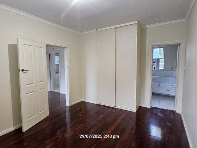Lovely Ground Floor Unit, Fantastic Location !