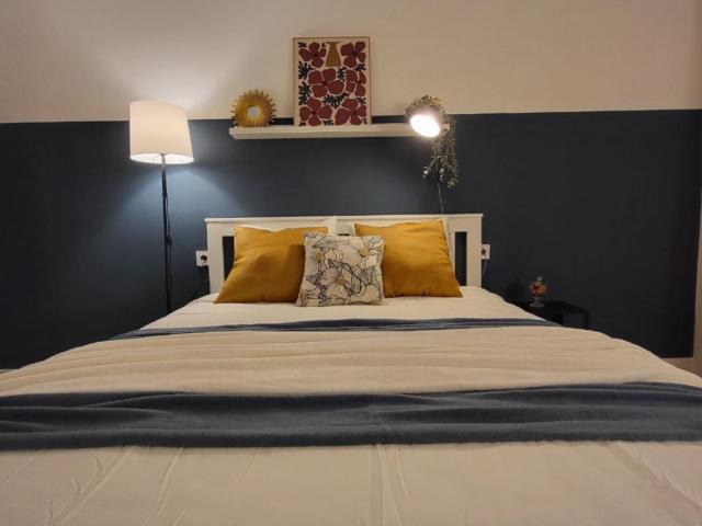 Lovely double bedroom in Carolines Baixes