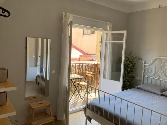 Lovely double bedroom with a balcony, in Mercado