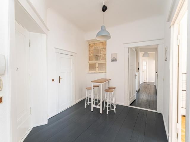 Lovely double bedroom with a balcony, next to the popular Tempelhofer Feld