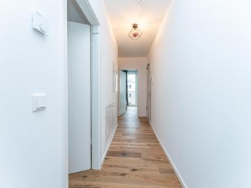 Lovely double bedroom with balcony near Hohenzollerndamm train station
