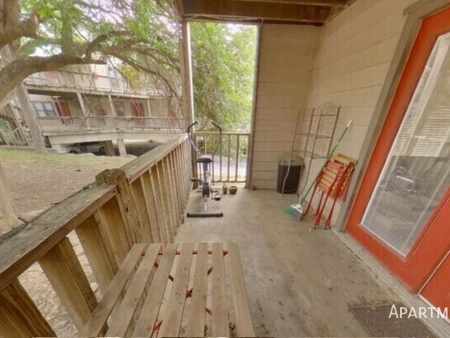 Lovely downtown 2 bedroom 1 bath condo with w/d included. Amazing location! Available early August