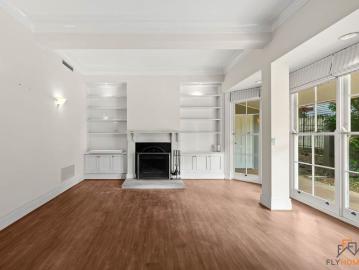 LOVELY ESTATE WITH A TENNIS COURT AND SWIMMING POOL