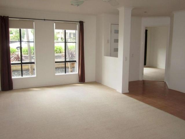 LOVELY FAMILY HOME IN HANDY LOCATION!