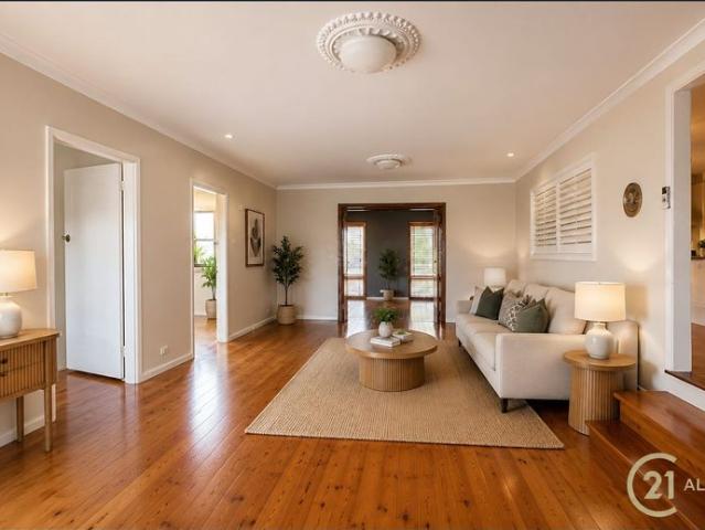 Lovely family home in prime Macquarie Fields location !