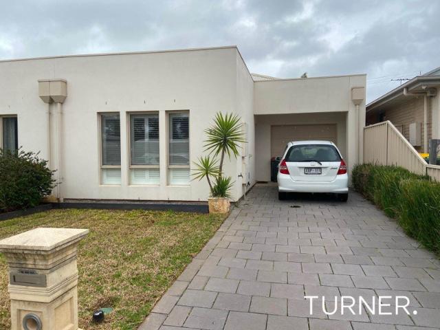 Lovely family home Minutes to Park Holme Shopping Centre, public transport and Flinders Uni
