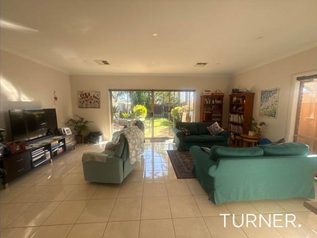 Lovely family home Minutes to Park Holme Shopping Centre, public transport and Flinders Uni