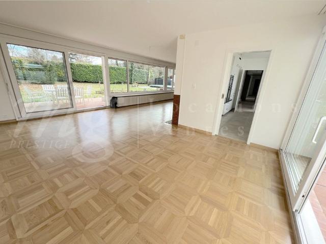 BEAUTIFUL FAMILY HOUSE 5 SINGLE ROOMS LARGE GARDEN WITH SWIMMING POOL