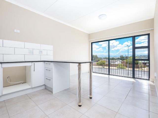 Lovely First Floor 1 Bedroom Apartment in Oakglen!