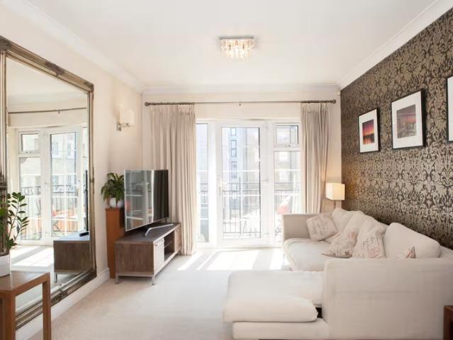 Lovely furnished E1 flat. Excellent location