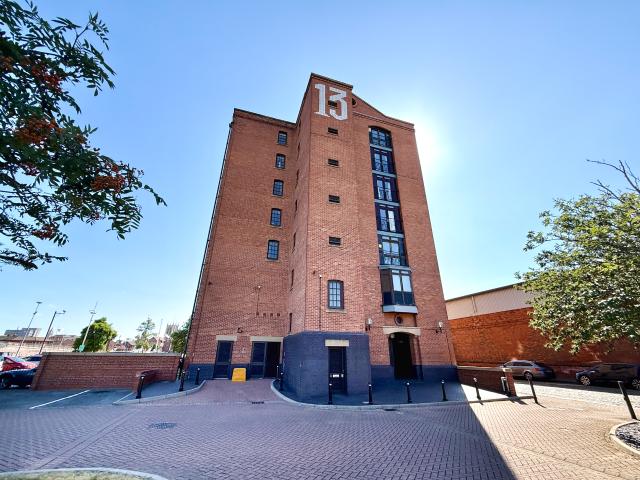 Lovely furnished two bedroom flat with stunning views of Hull's Marina