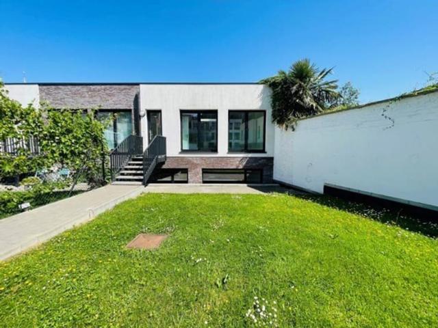 Lovely house located inside a quiet inner block +/ 92m²