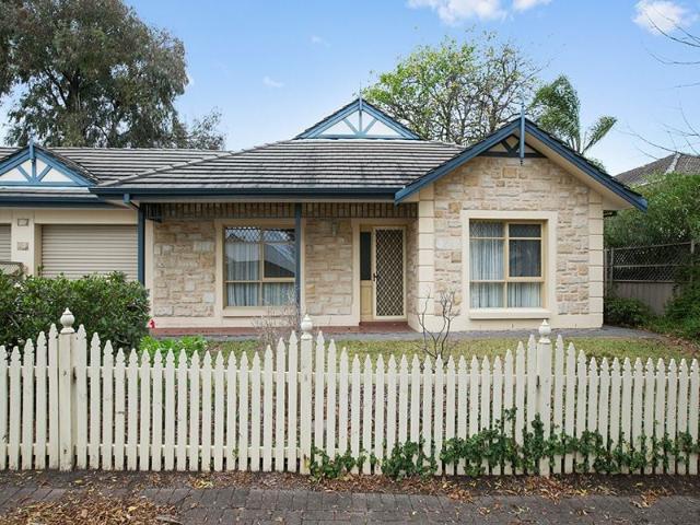 Lovely House next to Burnside Village