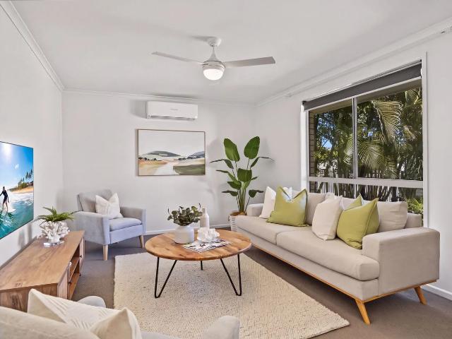 Lovely Home Great Yard Walk to Shops & Schools