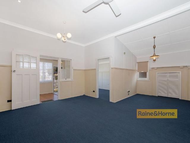 LOVELY HOME IN GREAT LOCATION!