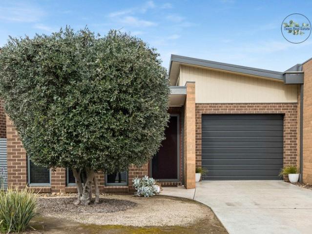Lovely home on its own title, walk to lake and CBD