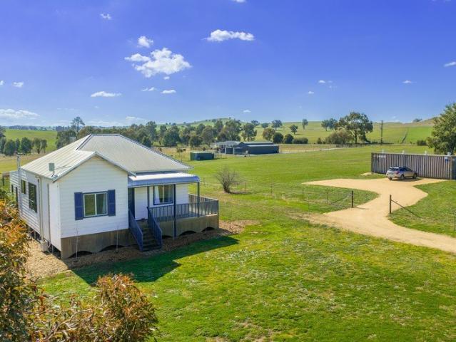Lovely home set on 5acres, just 5mins from town!