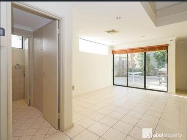 LOVELY INNER CITY TOWNHOUSE!