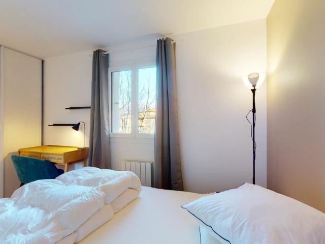 Lovely little double bedroom in Jas de Bouffan