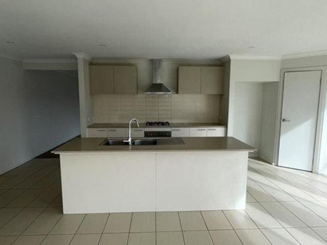 Lovely Modern Family Home in a great location! 3bedroom1 study 2bath2carport