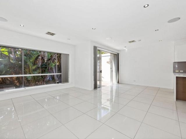 LOVELY MODERN HOME WALK TO THE BEACH!