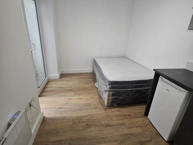Lovely & Modern Studio with Shared Garden Zone 2