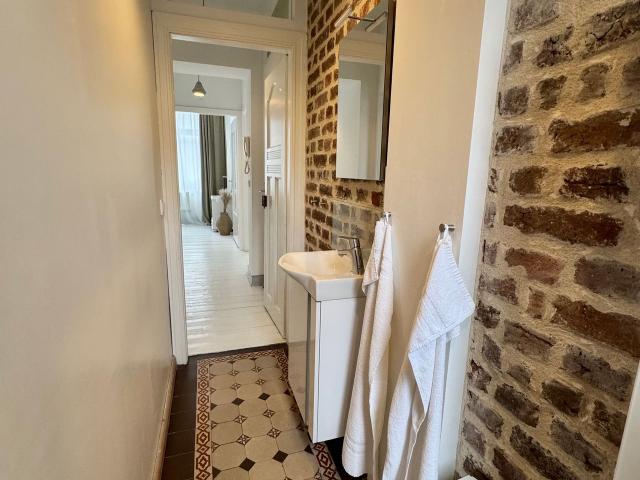Lovely, modern suite in Cologne with weekly service, Koln Amsterdam Apartments for Rent