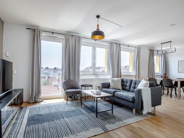 Lovely Mariahilf 2BR w/ Elevator, nr Shops & Cafes