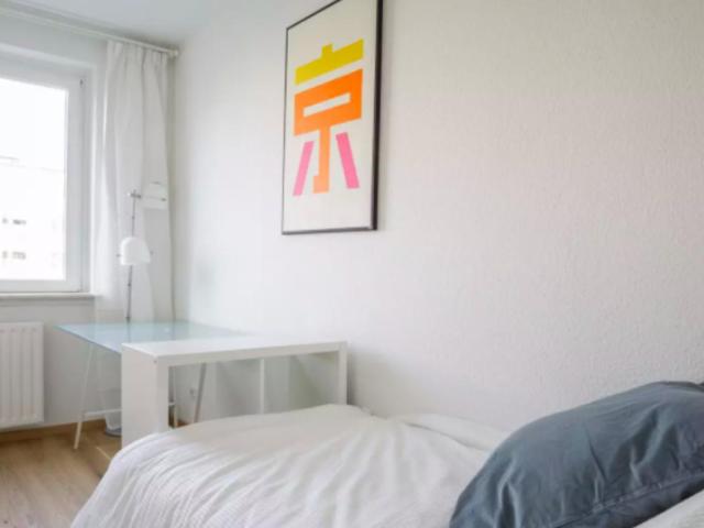 Lovely single bedroom in 4 bedroom apartment