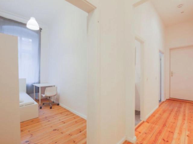 Lovely single bedroom in a 4 bedroom apartment near U Bhf. Hermannplatz metro station