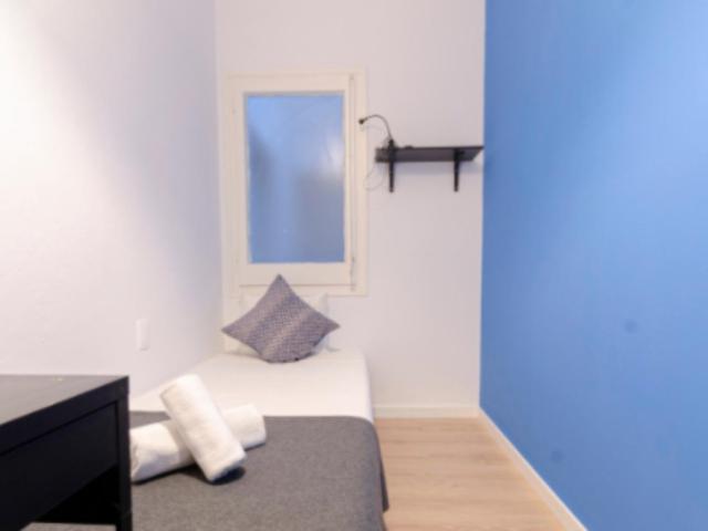 Lovely single bedroom in a 5 bedroom apartment near Parc del Mirador del Poble Sec